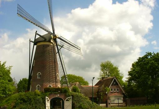 Uno de los molinos que adornan los canales de Holanda